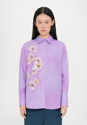 Lila Hemd mit Knöpfen, das ein Blumenmuster aufweist, lange Ärmel, eine Brusttasche und eine glatte Stoffoberfläche hat.