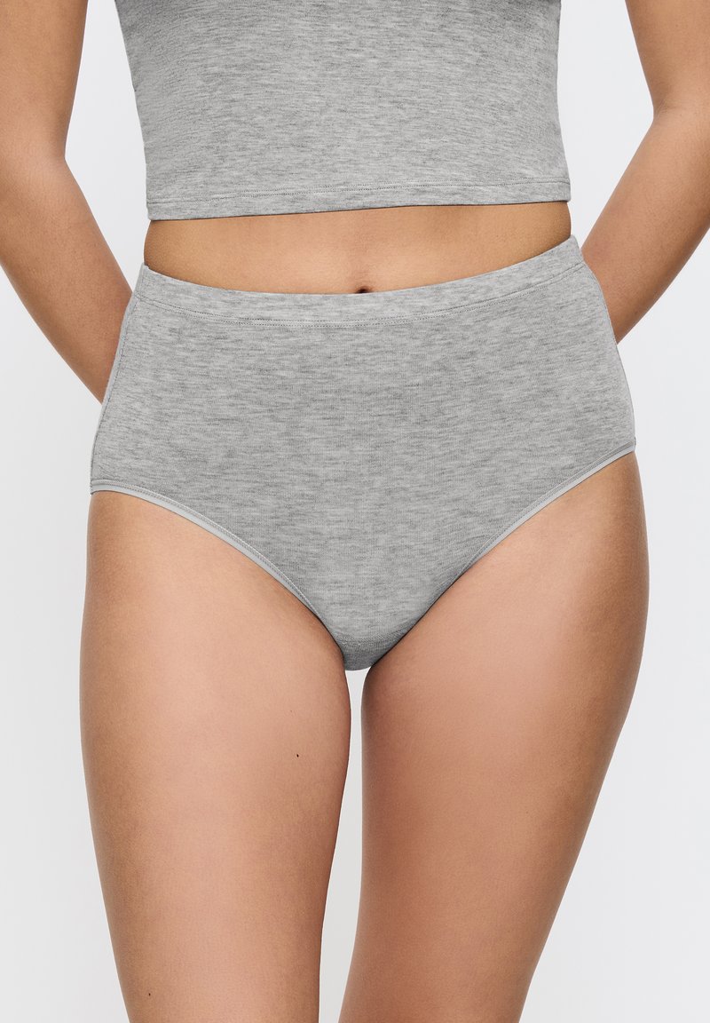 Hoge taille grijze katoenen onderbroek met een zachte textuur en een elastische tailleband, met een gladde stiksel en een minimalistisch ontwerp.