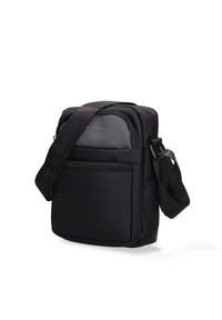 Borsa a tracolla nera realizzata in tessuto resistente, con un design elegante, tracolla regolabile, tasca frontale con zip e dettaglio logo impresso.