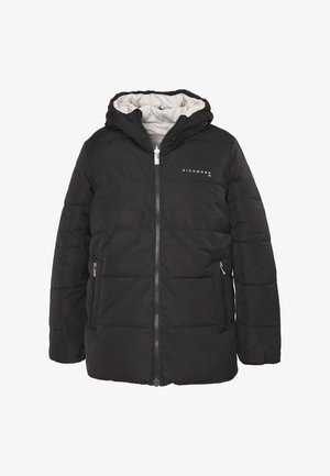 Giacca a vento nera con zip frontale, cappuccio e texture trapuntata. Presenta due tasche laterali con zip e un logo bianco sul petto.