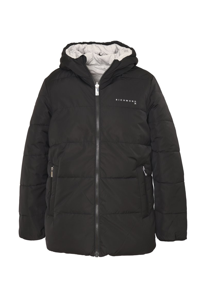 Giacca a vento nera con zip frontale, cappuccio e texture trapuntata. Presenta due tasche laterali con zip e un logo bianco sul petto.