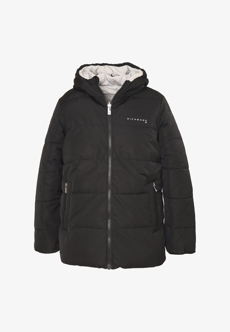 Giacca a vento nera con zip frontale, cappuccio e texture trapuntata. Presenta due tasche laterali con zip e un logo bianco sul petto.