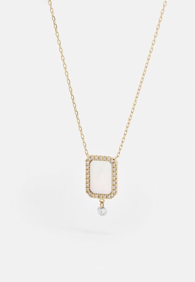 Guld halskæde med et rektangulært vedhæng med en hvid sten i midten, omkranset af små klare krystaller, samt en hængende klar ædelsten som accent.