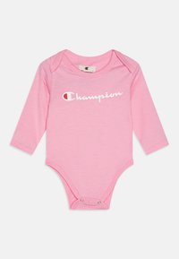 Rosa Langarm-Babybody aus weicher Baumwolle. Mit dem weißen "Champion"-Logo auf der Vorderseite und Druckknopfverschlüssen im unteren Bereich.