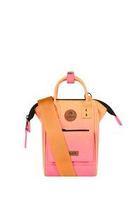 Petit sac à bandoulière dégradé rose et orange avec poche avant, large bandoulière orange, poignées courtes et détails de fermeture éclair noirs.