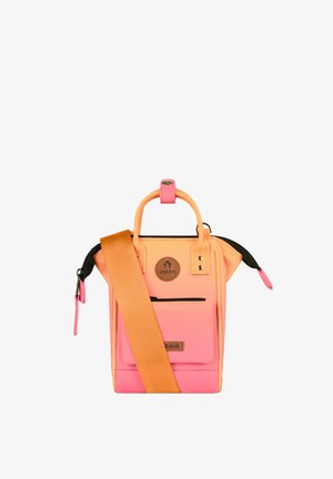 Kleine Schultertasche in Pink- und Orangeverlauf mit Fronttasche, breitem orangem Riemen, kurzen Griffen und schwarzen Reißverschlussdetails.