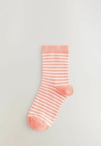 Helle Pfirsichfarben Socken mit weißen Streifen, die einen gerippten Bund und eine glatte Textur aufweisen. Der Zehenbereich ist rund und einfarbig in Pfirsichfarbe.
