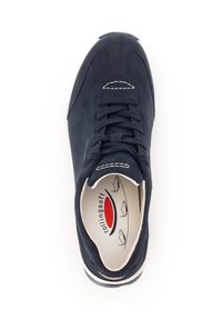 Sneaker in suede blu navy con punta arrotondata, lacci bianchi e suola bianca in contrasto. All'interno presenta un logo e una fodera liscia.