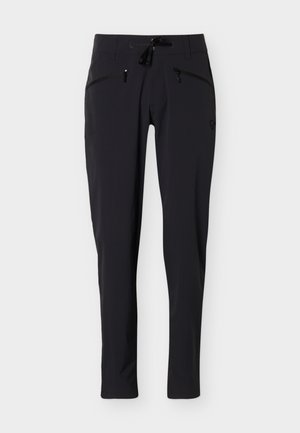 Pantalones negros de corte ajustado con bolsillos frontales con cremallera, trabillas para cinturón y cintura ajustable con cordón, diseñados para uso al aire libre o informal.