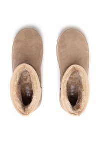 Světle hnědé semišové kotníkové boty s měkkým kožíškovým lemováním a žebrovanými detaily na svršku. Ploché podrážky a zaoblená špička. Bez viditelných kovových doplňků.