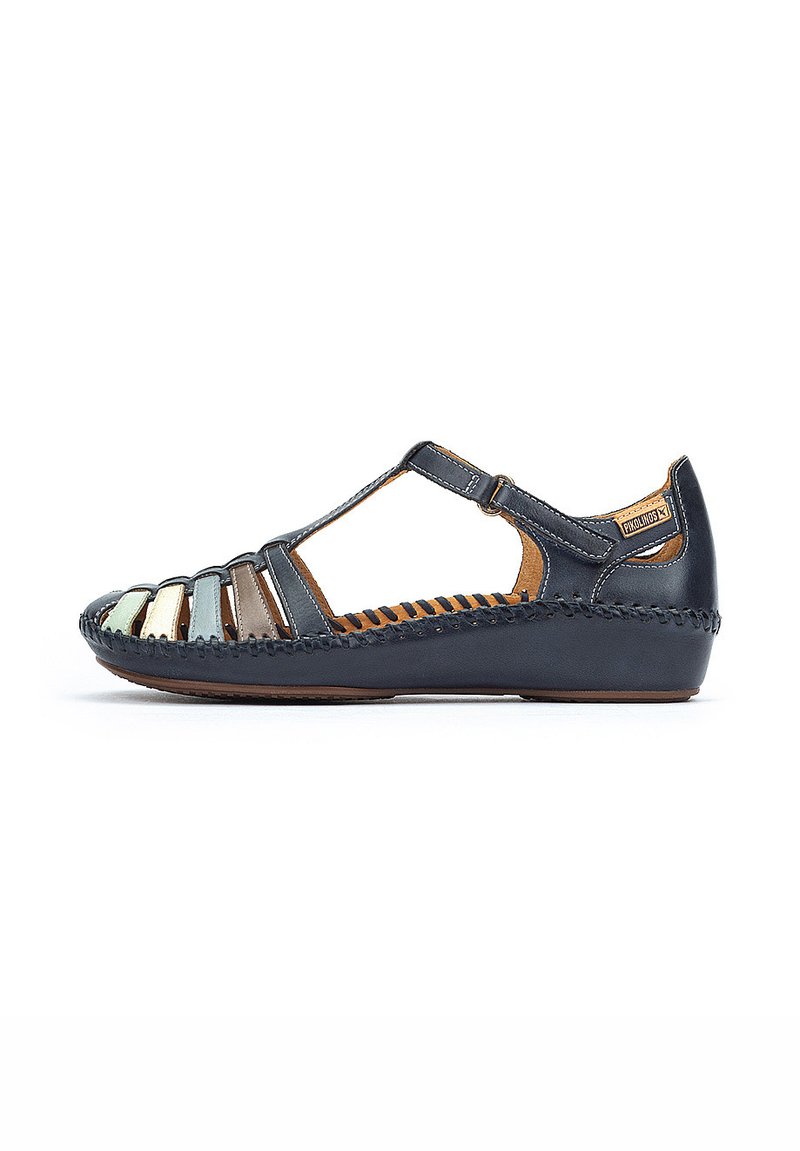 Sandalia de cuero azul marino con diseño abierto, que presenta tiras horizontales multicolores. Incluye una correa ajustable y una suela texturizada.