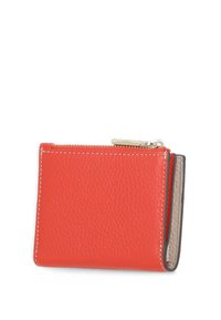 Portafoglio in pelle rossa testurizzata con chiusura a zip. Caratterizzato da un interno beige a contrasto e cuciture bianche, design compatto per una facile portabilità.