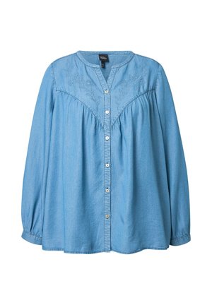 Helle blaue Denim-Hemd mit langen Ärmeln, ausgestattet mit weißen Knöpfen und floralem Stickerei entlang des Schulterbereichs sowie einem gefalteten Design.