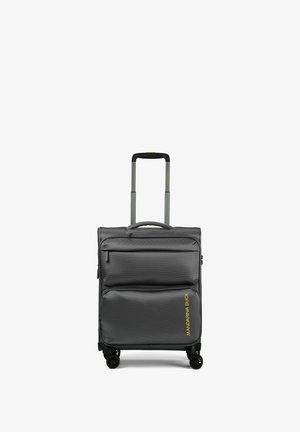 Schwarzer Handgepäck-Trolley mit Teleskopgriff und zwei vorderen Reißverschlusstaschen, "MANDARINA DUCK" Logo in Gelb auf der unteren Tasche.