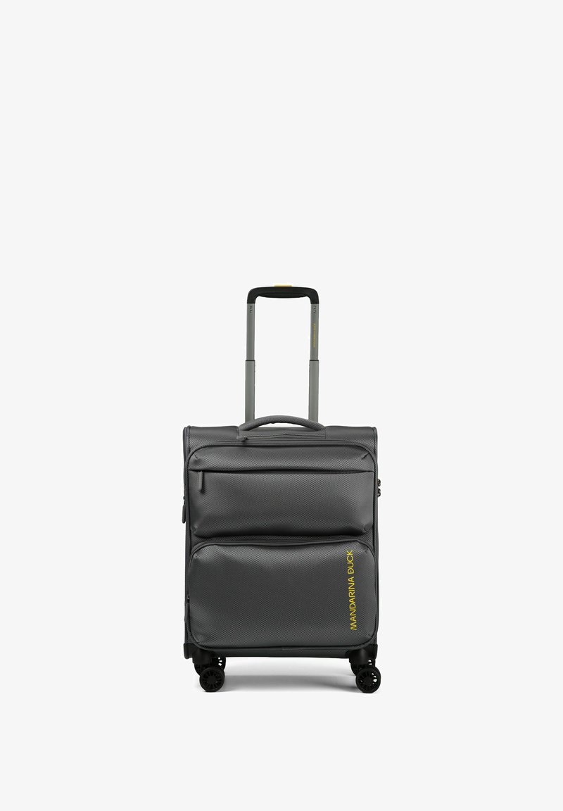 Valise à roulettes noire de cabine avec poignée télescopique et deux poches avant zippées, logo "MANDARINA DUCK" jaune sur la poche inférieure.