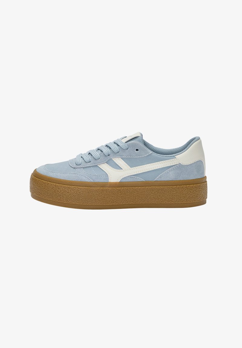 Baskets en daim bleu ciel avec des accents blancs, dotées d'une semelle en gomme texturée et d'un design classique à lacets. Silhouette profil bas.
