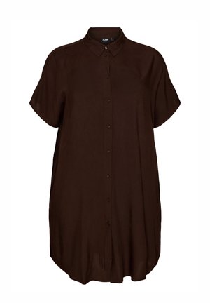 Vestido camisa de manga corta marrón oscuro con botones, cuello, ajuste suelto y dobladillo redondeado, mostrado sobre fondo blanco.