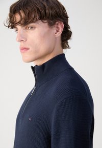Tommy Hilfiger STRUCTURE ZIP MOCK - Jumper - blau