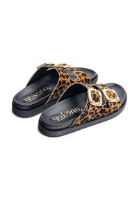 Sandalias deslizantes de estampado de leopardo con una plantilla negra, hebillas doradas y una textura suave, diseñadas para la comodidad y el uso casual.