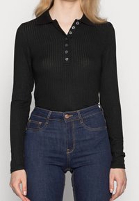 Monki Stickad tröja - black