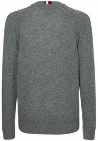 Grauer gestrickter Pullover mit strukturiertem Finish. Mit langen Ärmeln, einem Rundhalskragen und einem gerippten Saum. Kleines dreifarbiges Akzentdetail auf der Rückseite.