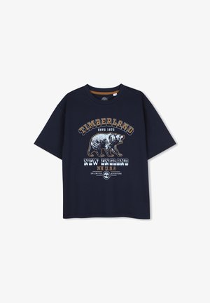 Marineblauw Timberland T-shirt met een brullende berenafbeelding en tekst inclusief New England, NH USA, opgericht in 1973.