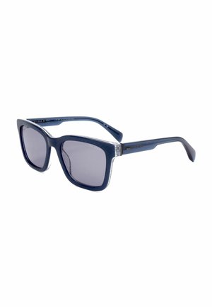 Occhiali da sole quadrati con montatura blu scuro, lenti grigie sfumate e aste leggermente curve su sfondo bianco.
