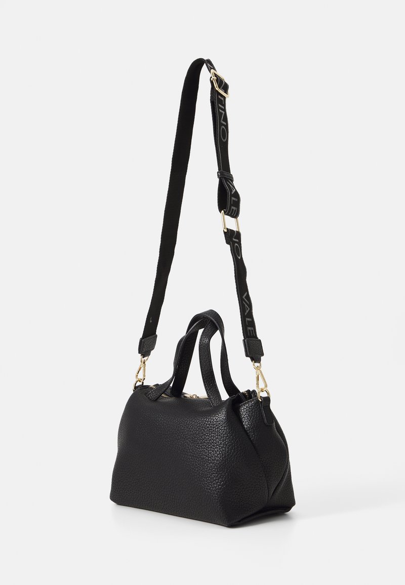 Borsa a mano in pelle nera con finitura testurizzata, dotata di doppi manici superiori e di una tracolla staccabile con dettagli del logo. Dettagli in fascetta dorata.