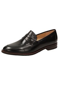 Zwarte leren loafers hebben een gladde afwerking, decoratieve voorbanden, een spitse neus en een subtiele bruine zoolaccent.