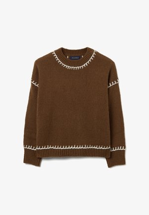 Suéter marrón de punto con costuras en contraste blancas en el cuello y los puños, con un escote redondo y mangas largas.