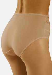 Beige high-waisted slipjes van gladde stof, met een kanten accent aan de achterkant, een naadloos ontwerp en een rekbare textuur.