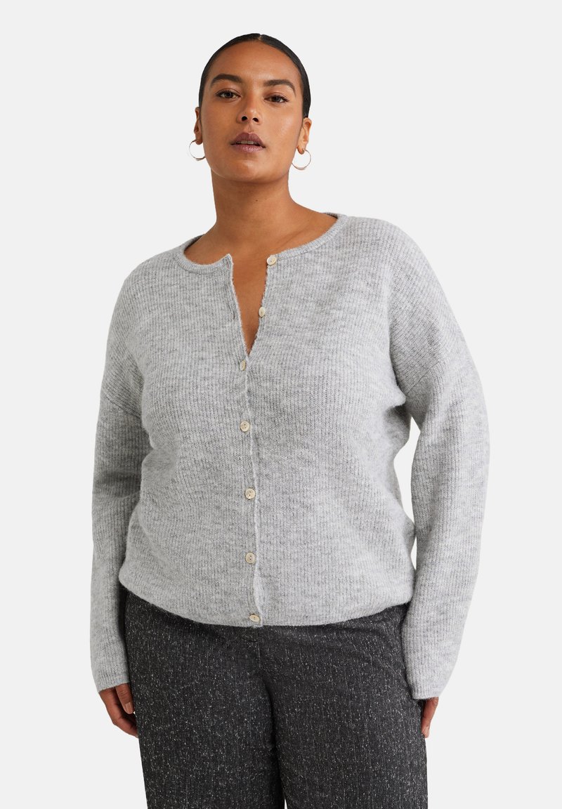 Grau gestrickte Strickjacke mit einem Henley-Ausschnitt und fünf hellen Holzknöpfen auf der Vorderseite. Weicher Stoff, lässige Passform und lange Ärmel.
