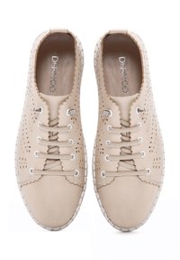 Sneakers in pelle beige con dettagli perforati, bordi sagomati e occhielli bianchi. Suola in gomma con finitura texturizzata per un buon grip.