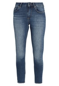Vaqueros skinny en denim azul claro. Presentan un clásico diseño de cinco bolsillos y un dobladillo deshilachado. Textura suave con tonos desgastados.
