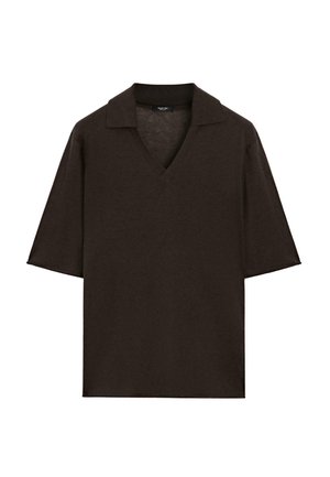 Polo en maille à manches courtes de couleur brun foncé avec col en V, étalé à plat sur un fond blanc.