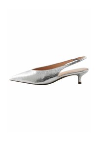 Zapato slingback metálico plateado con punta afilada y un tacón bajo y curvado. Presenta un acabado liso y texturizado y un diseño de parte trasera abierta.