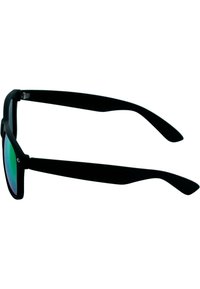 Czarne plastikowe okulary przeciwsłoneczne z prostokątnymi oprawkami, lustrzane soczewki odbijające zielone odcienie oraz gładkie, lekko zakrzywione ramiona.