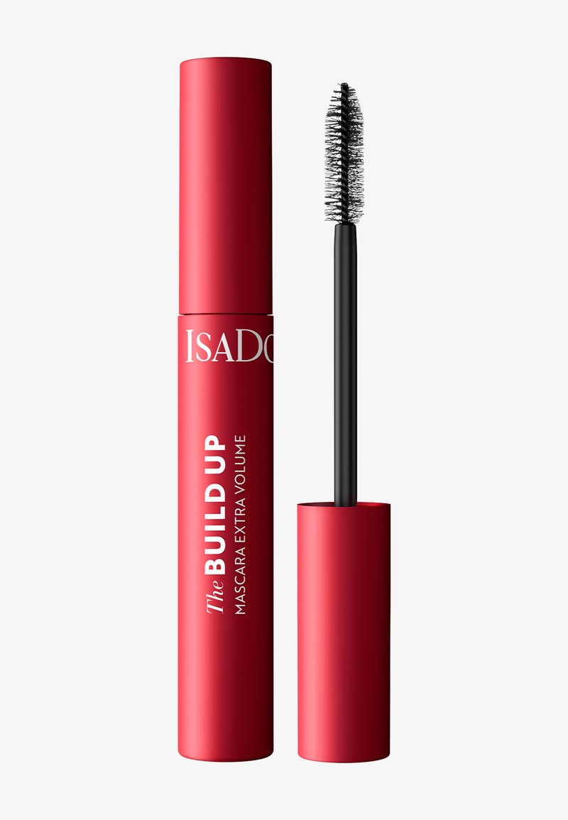 Tube de mascara rouge étiqueté "The Build Up Mascara Extra Volume" avec une baguette de mascara noire et un applicateur brosse à côté.