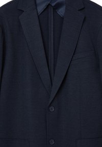 Blazer blu navy in tessuto testurizzato, con rever a scollatura, taschino sul petto single e due bottoni frontali, che mostra un design pulito e su misura.