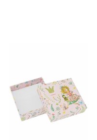 Scatola regalo quadrata con un design floreale in rosa pastello, caratterizzata da una corona dorata e un'illustrazione fantasiosa, aperta per rivelare un interno bianco.