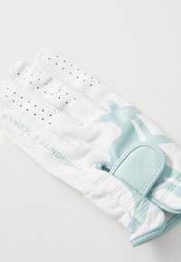Hvit lær golfhanske med et lyst blått kaninmotiv, perforert design for pusteevne og justerbar håndleddsstropp.