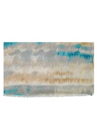 Textiele sjaal met een verloop van blauw, beige en grijze tinten. Heeft een zachte, gestructureerde oppervlakte en verspreide metallic accenten. Franje randen.