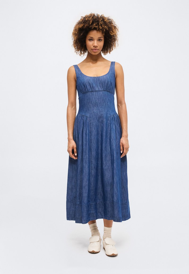 GAP SHIRRED DRESS - Denim dress - medium indigo/blue denim - Zalando.ie