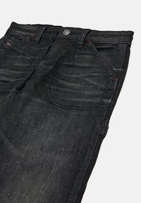 Jeans in denim nero con taglio dritto, leggera scoloritura e dettagli in cucitura rossa sulle tasche. Bottone metallico visibile in vita.