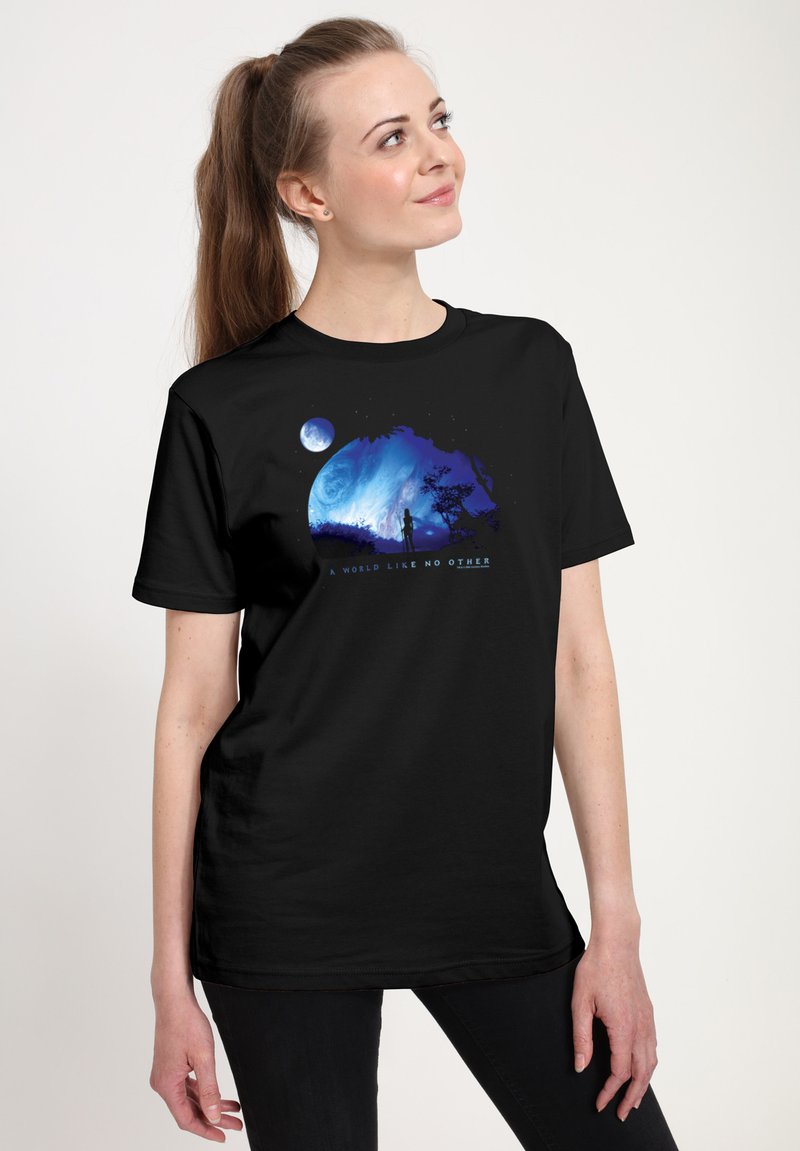 Kvinde med hestehale iført sort t-shirt med et blåt planet, silhuetfigur og teksten "EN VERDEN SOM INGEN ANDEN."