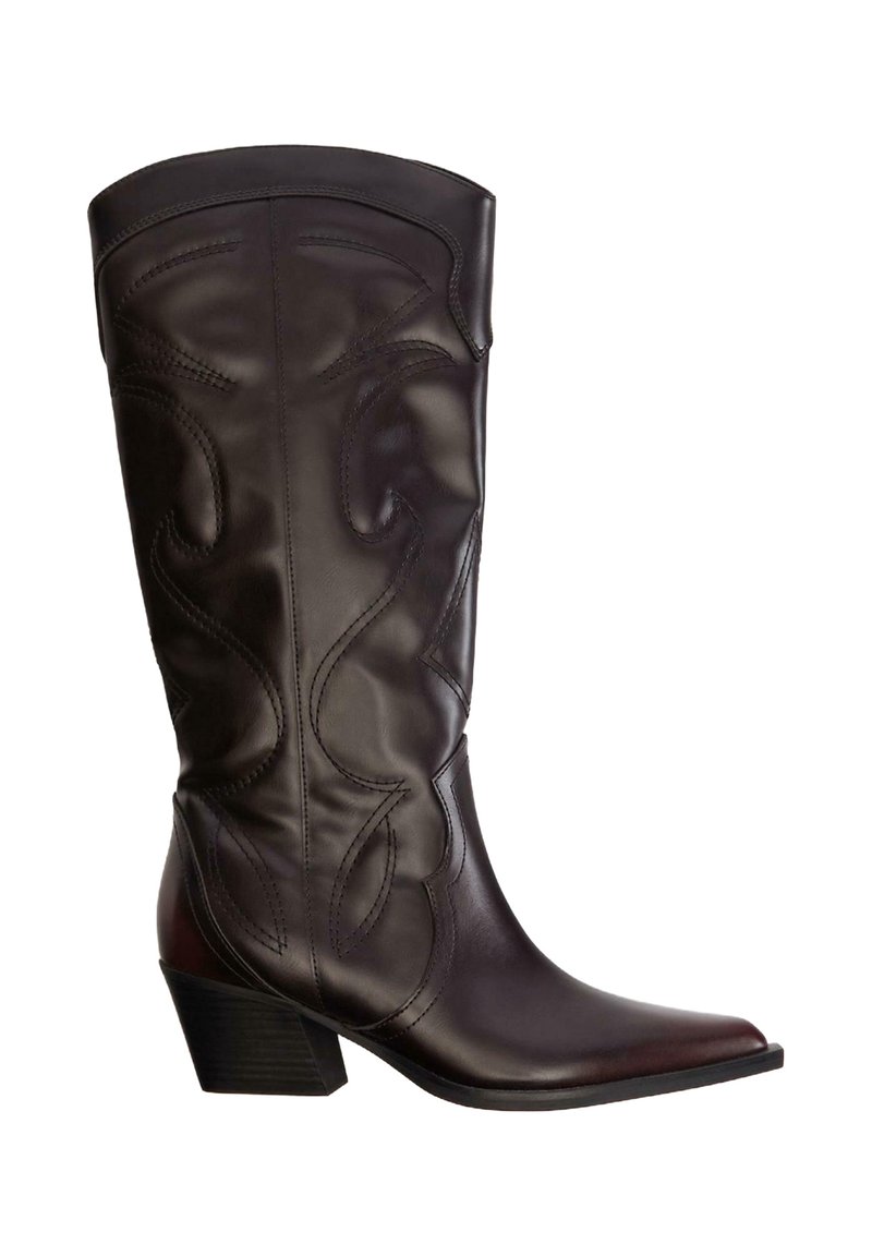 Botte de cowboy en cuir marron avec un bout pointu, des coutures décoratives et un talon empilé. Dotée d'une finition lisse et d'un long tige.