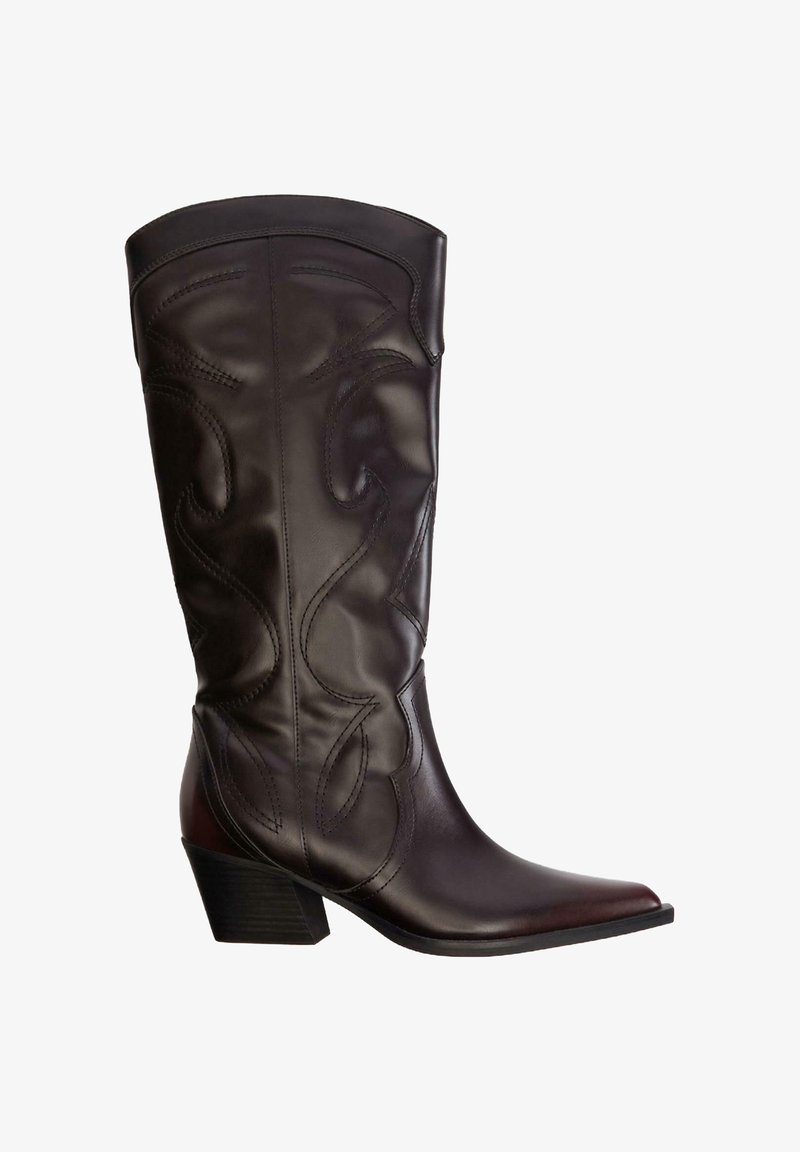 Brązowy skórzany kowbojski but z ostrym noskiem, dekoracyjnym przeszyciem i słupkowym obcasem. Wyróżnia się gładkim wykończeniem i wysoką cholewką.