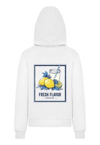 Biała bluza z kapturem z graficzną ilustracją na plecach przedstawiającą cytryny, słoik z rurką i napis "ŚWIEŻY SMAK Lemonade" w kolorze niebieskim.