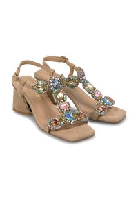 Beige suède blockhak sandalen met een brede band versierd met meerkleurige edelstenen en strass, met een enkelbandje en een vierkante neus.