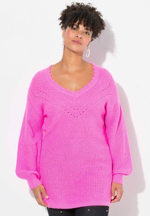 Pull en tricot rose vif avec un décolleté en V profond, un motif texturé au niveau de l'encolure et des manches longues légèrement bouffantes. Tissu extensible.
